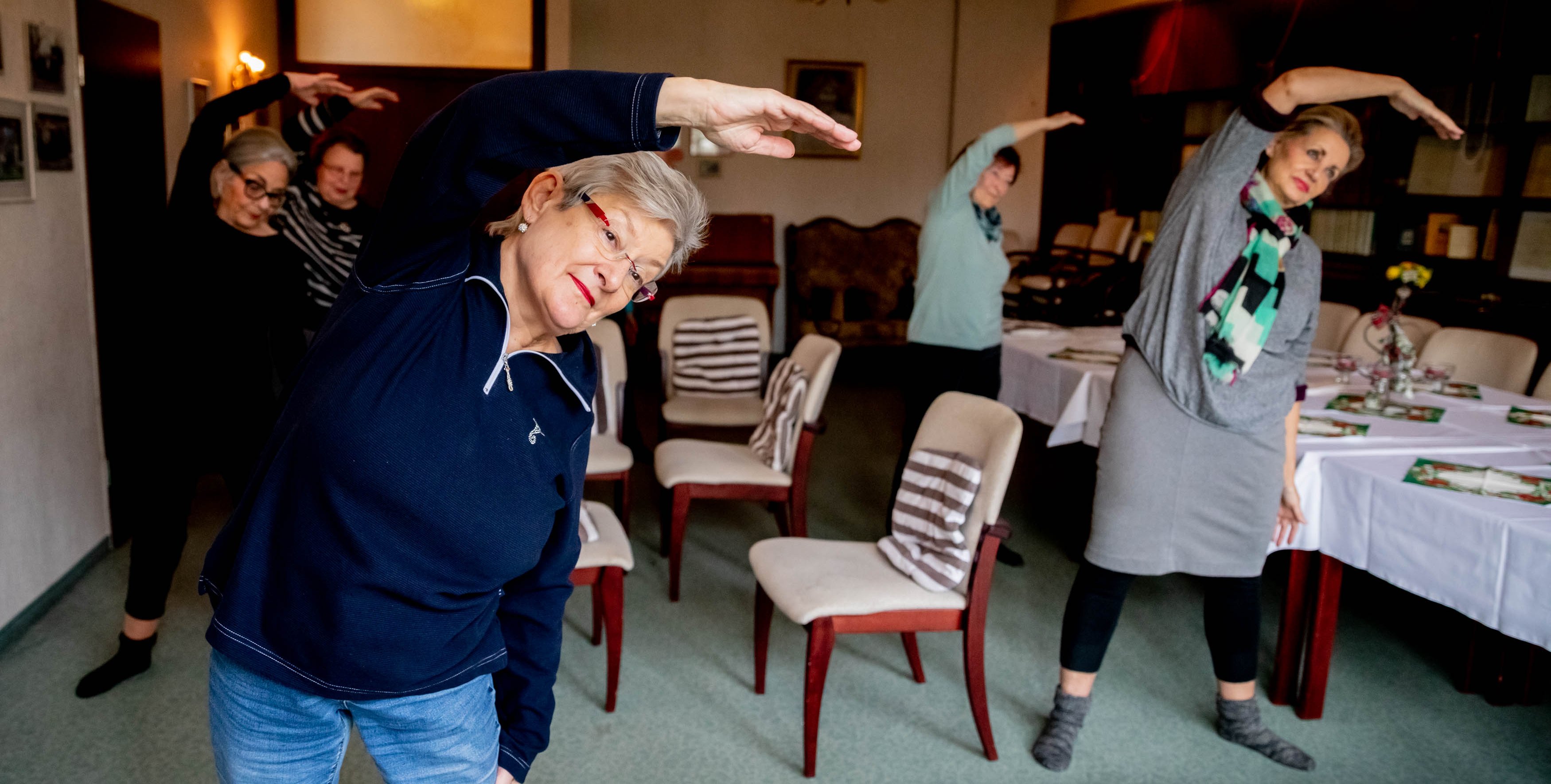 Mehrere &auml;ltere Frauen machen zusammen Gymnastik